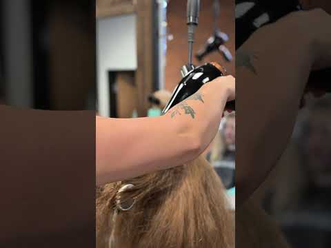 Tres Lounge #HairStylistLife#SalonInnovation#PerfectBlowout#BeautySalonEssentials#SalonLighting